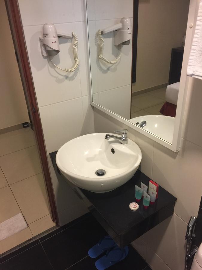 Premierz Hotel Лабуан Экстерьер фото